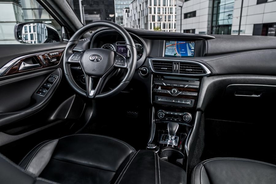 Интерьер Infiniti QX30 2.2d AWD 2016 года  (WW) (фото 15 из 38)